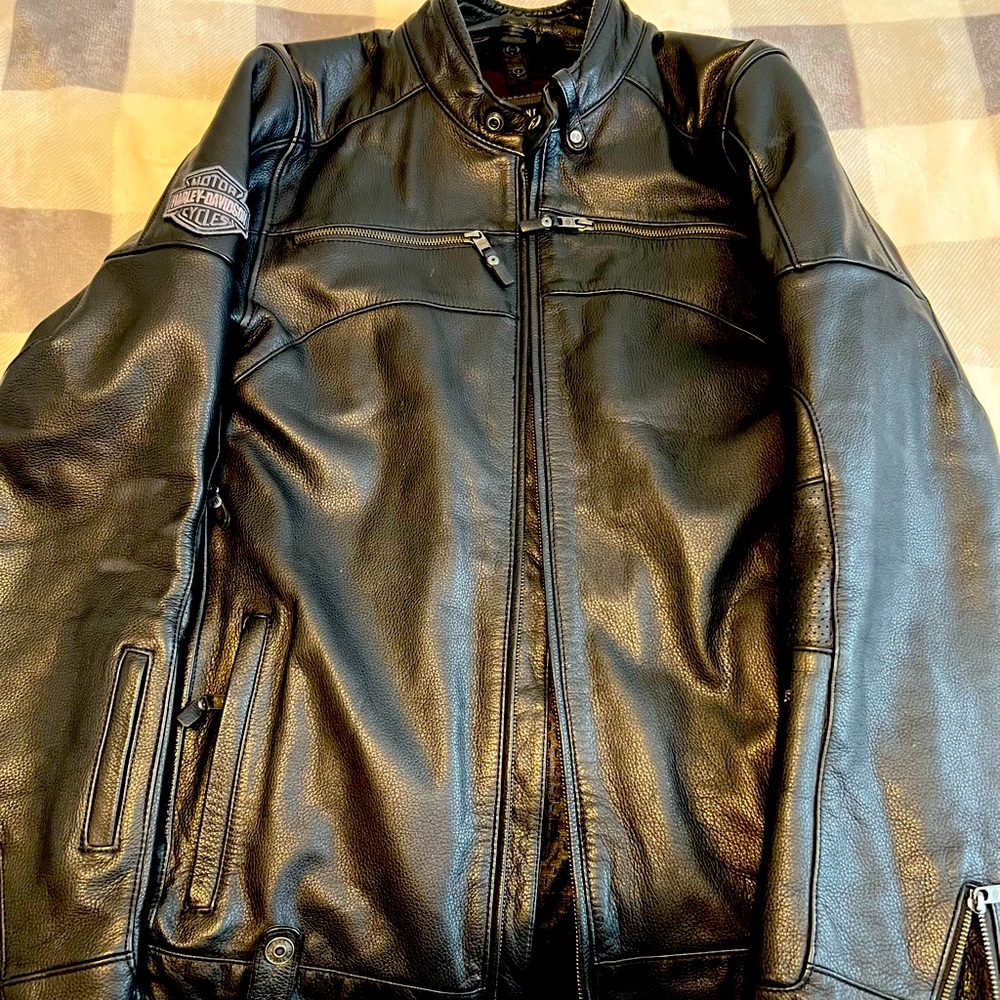 Men’s Large Harley Davidson 3 in 1 Authentic Leather Jacket.